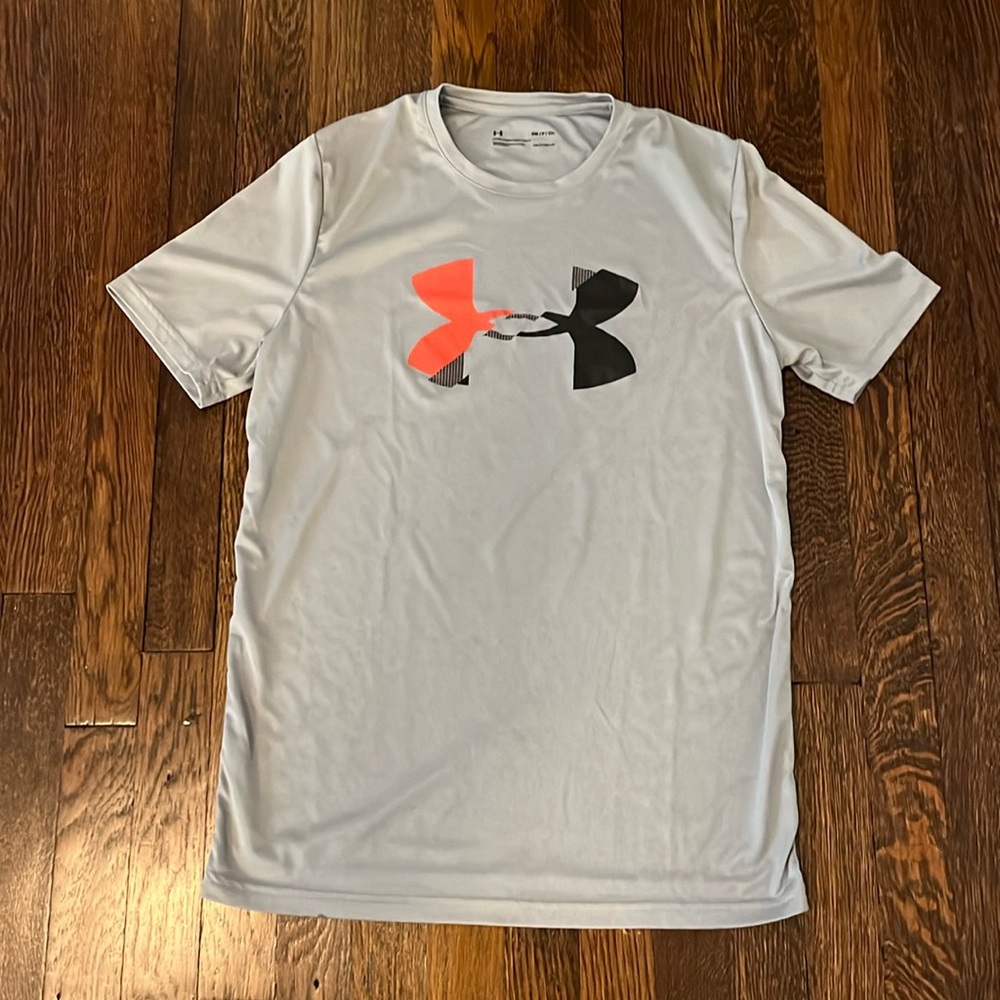 Under armor heat gear, small men’s shirt or would fit a large or extra large boy